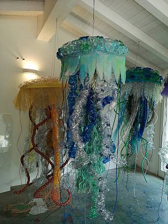 Racconti di plastica. “plastica d’autore. l’ingresso del design negli oggetti di vita quotidiana e “plastic-ocene. l’antropizzazione del mare